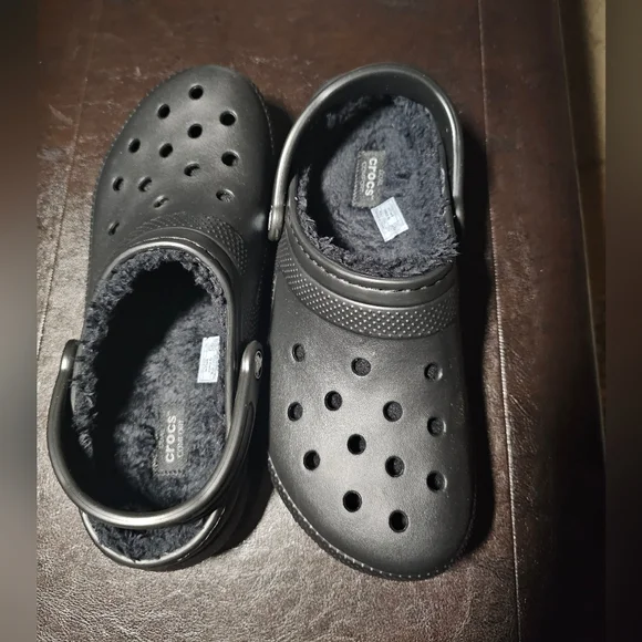 Comfortable Size 9 black Crocs brand clogs with soft fuzzy lining. NEW! - Picture 5 of 10